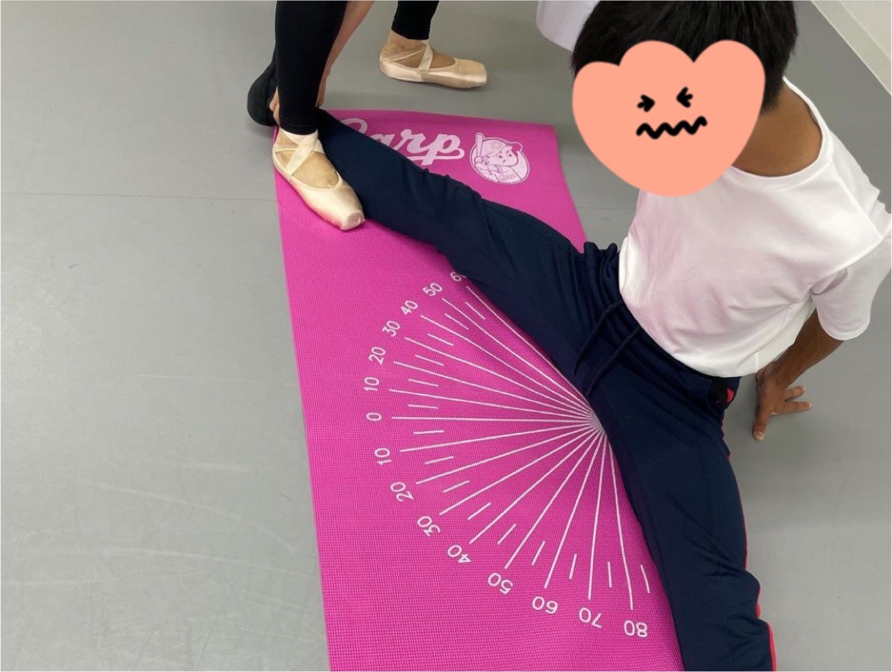 カープ角度付き開脚ヨガマットをバレエスタジオ ラ・モンテさんで使っていただきました。