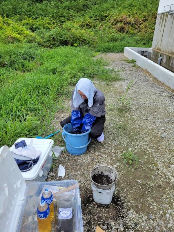 本日　三重県の養鶏場の臭気処理施設のバクチャーパウダーを散布させていただきました！